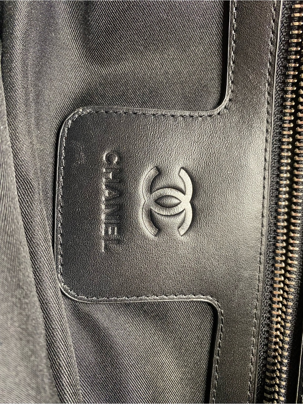 CHANEL Black Embossed CC Logo Leather Organizer Pouch - Picture 4 of 4